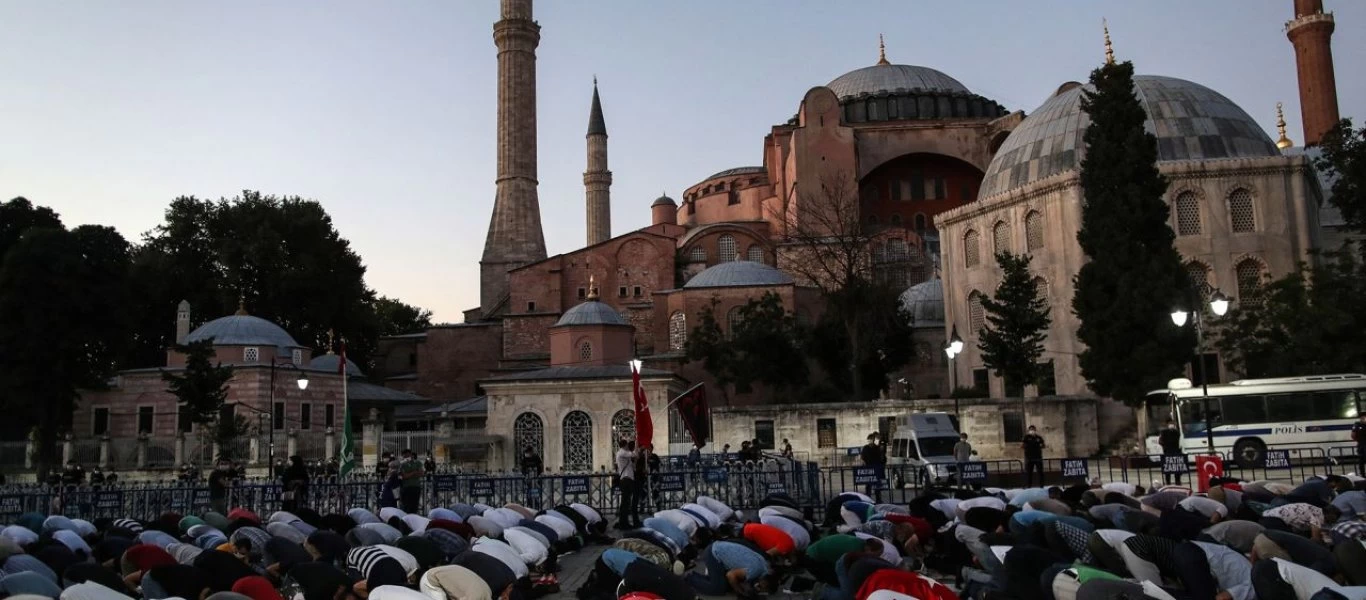 Κατηγορεί την Ελλάδα για «ισλαμοφοβία» ο Τούρκος υφ.Εξωτ.: «Οι εκκλησίες χτύπησαν τις καμπάνες τους ως διαμαρτυρία»